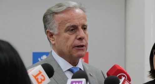 ministro-santelices-punto-de-prensa-vih.jpg__495x270_q85_crop_subsampling-2